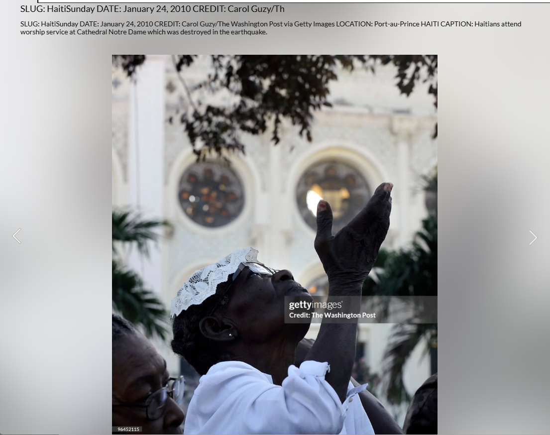 هايتيون يحضرون صلاة في كاتدرائية نوتردام المدمرة، في 24 كانون الثاني 2010 (أ ف ب- واشنطن بوست- كارول غوزي)