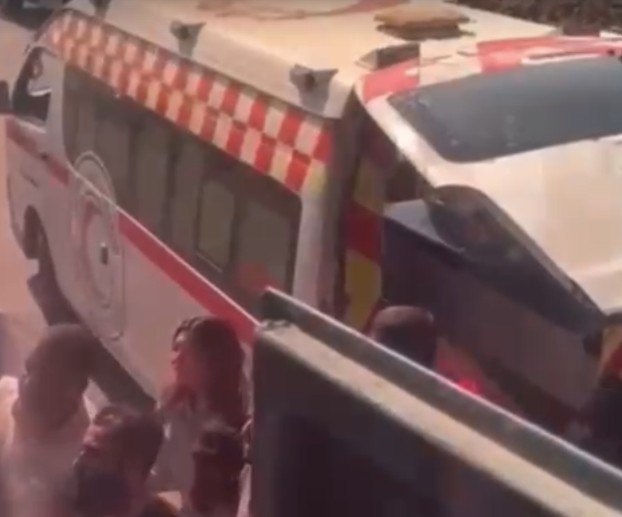 سيارة إسعاف تنقل المصابين (إكس)