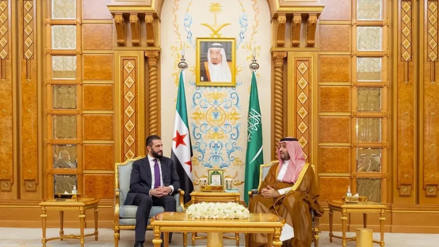 ولي العهد السعودي الأمير محمد بن سلمان والرئيس السوري أحمد الشرع. (واس)