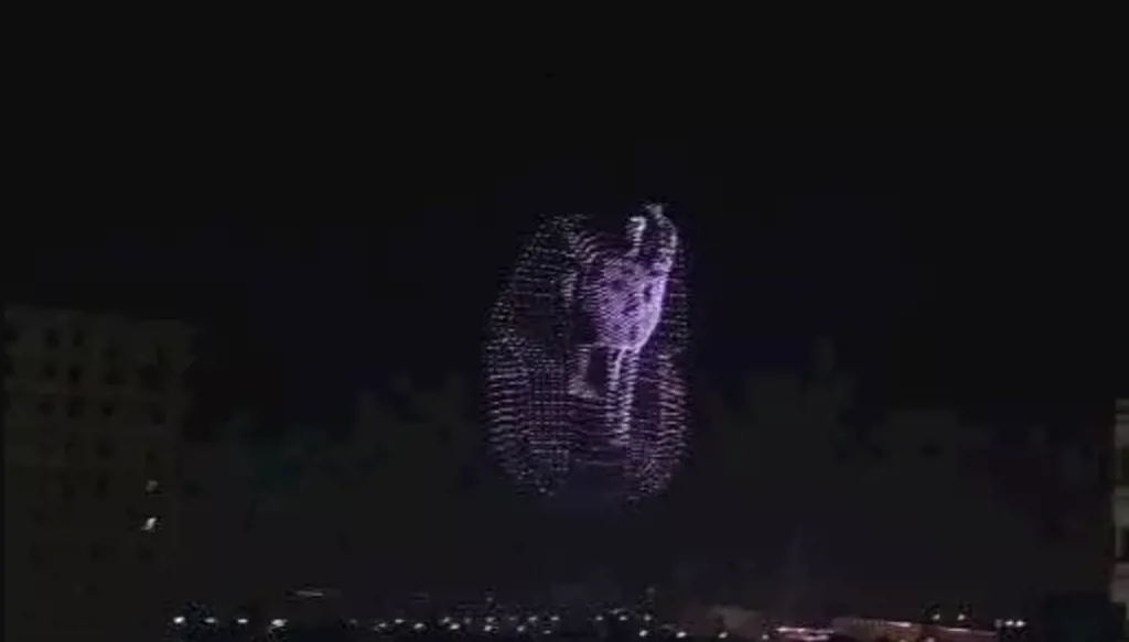بالصور - التحضيرات النهائية للمتحف المصري الكبير... أضواء توت عنخ آمون تشرق فوق الأهرامات