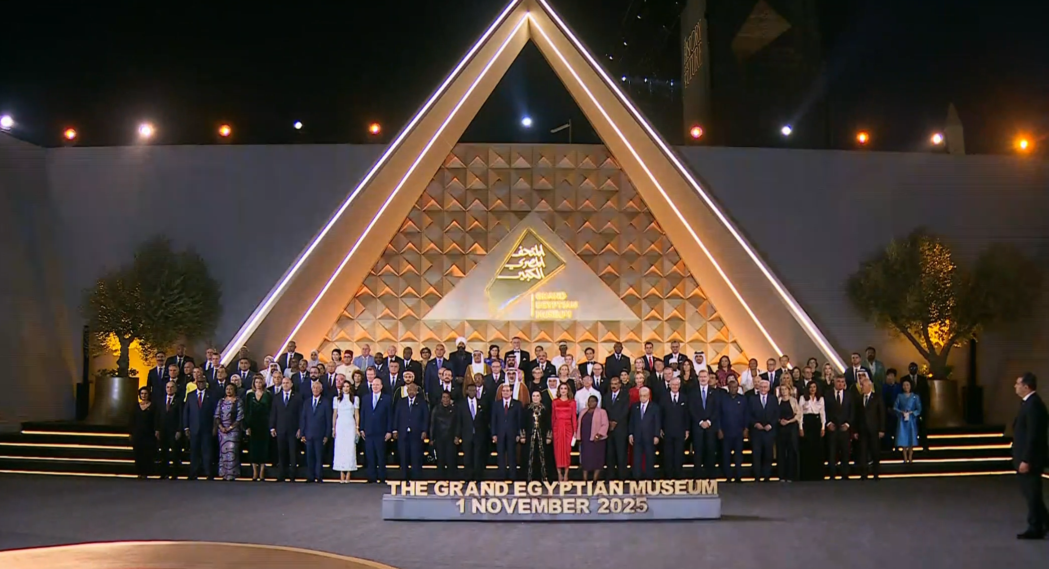 السيسى يتوسط صورة تذكارية مع القادة المشاركين فى حفل افتتاح المتحف المصري الكبير. 