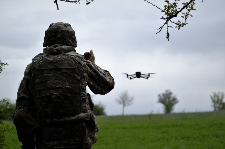 جندي أوكراني يقود طائرة بدون طيار بالقرب من مدينة باخموت (أ ف ب)