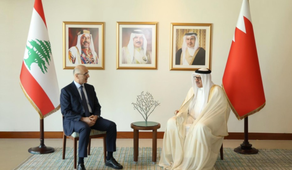  الحجار ووزير الخارجية البحريني (صورة مرفقة بالبيان)