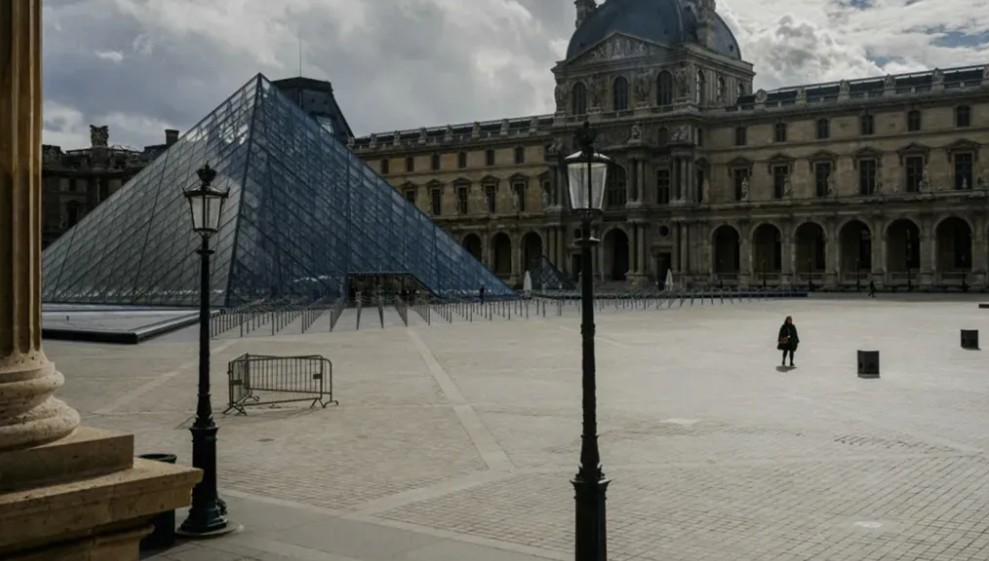 محتف اللوفر (أ ف ب)