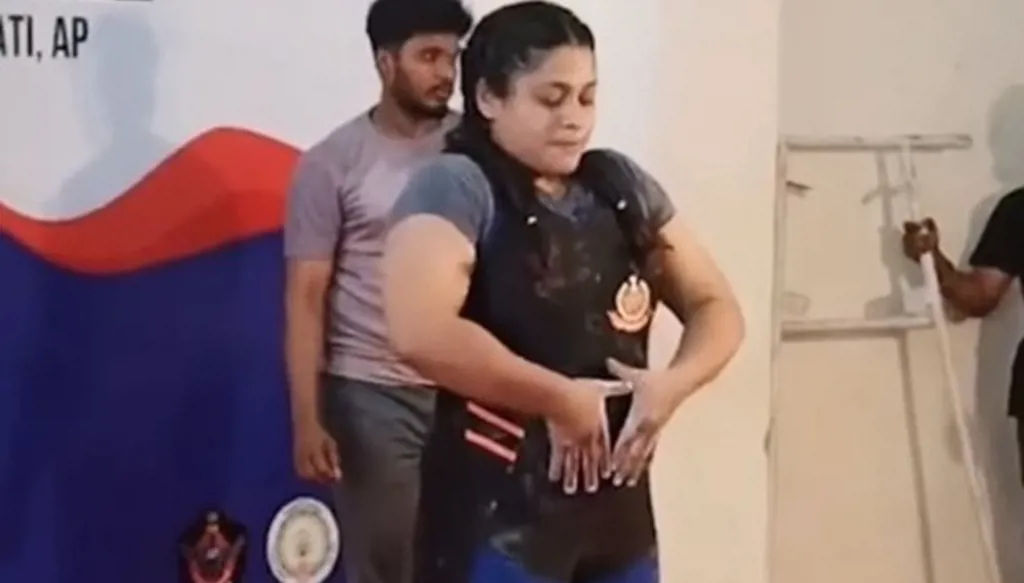 حامل في شهرها السابع تصدم العالم! (فيديو)