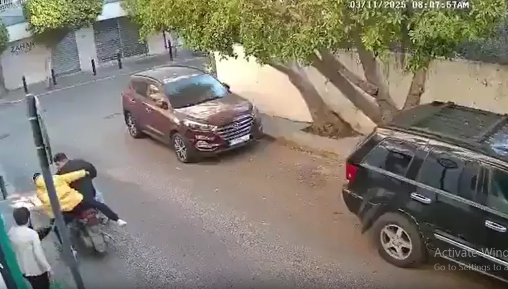 في الأشرفية... سارقان ينشلان امراة مسنّة وكاميرا مراقبة توثّق الحادثة