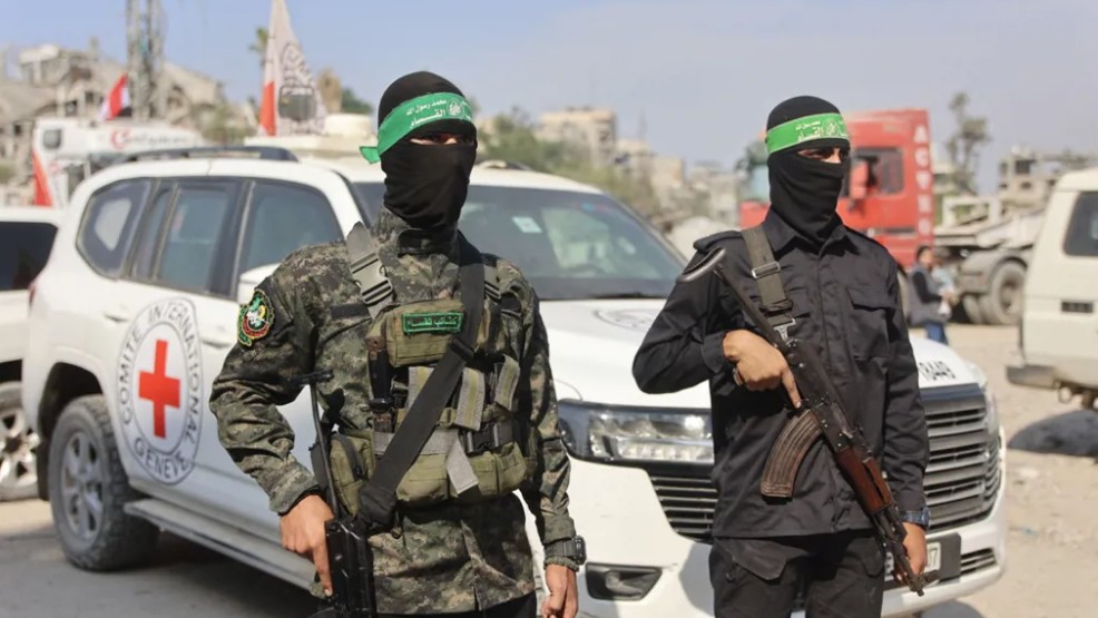 عناصر حماس يرافقون الصليب الأحمر الدولي في انتشال الجثث داخل قطاع غزة (أ ف ب).