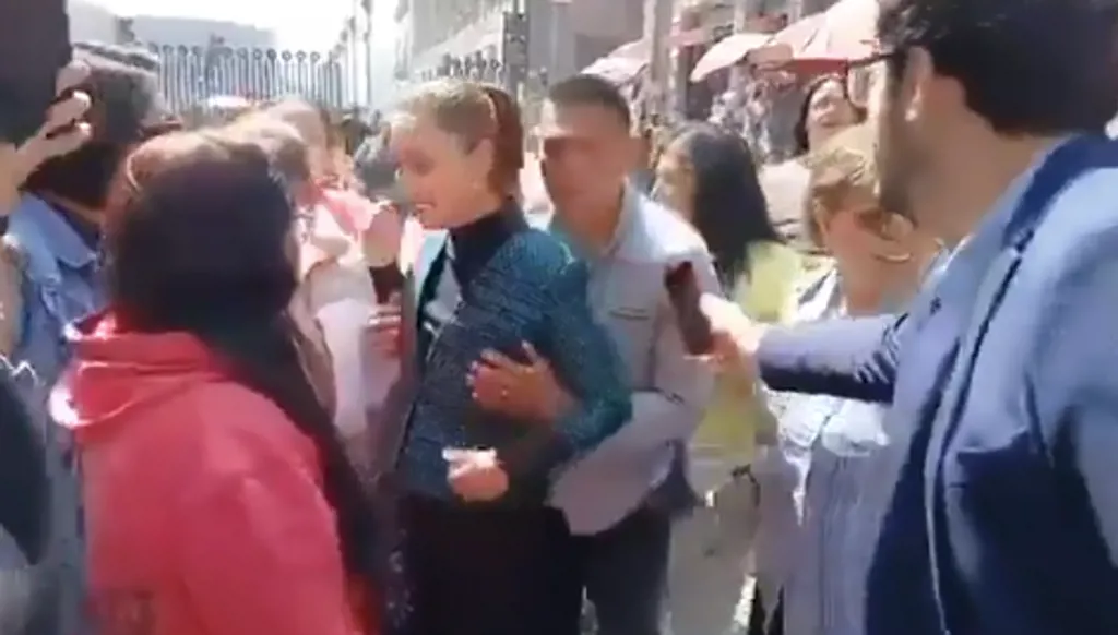 رئيسة المكسيك تتعرض للتحرش الجنسي في الشارع (إكس)