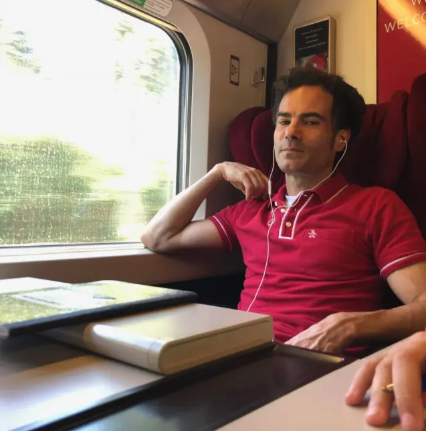 الشاعر روجر صدارات (مواقع)