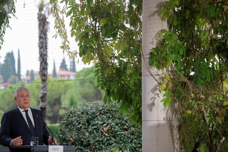 وزير الخارجية الإيطالي أنطونيو تاجاني يتحدث خلال مؤتمر صحافي (رويترز)