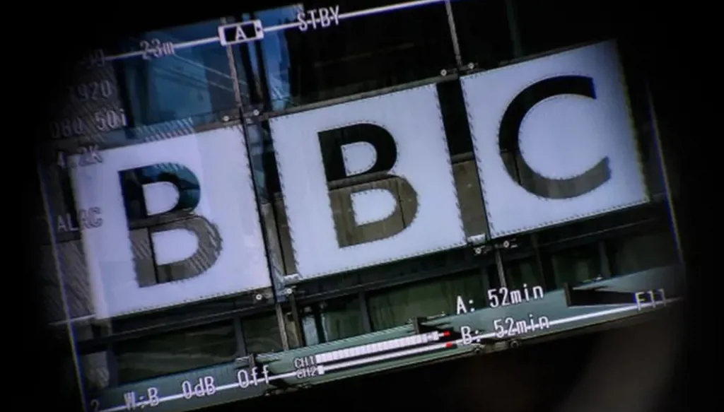عاصفة في "بي بي سي"... استقالة المدير العام ومسؤولة الأخبار بعد فضيحة تعديل خطاب لترامب