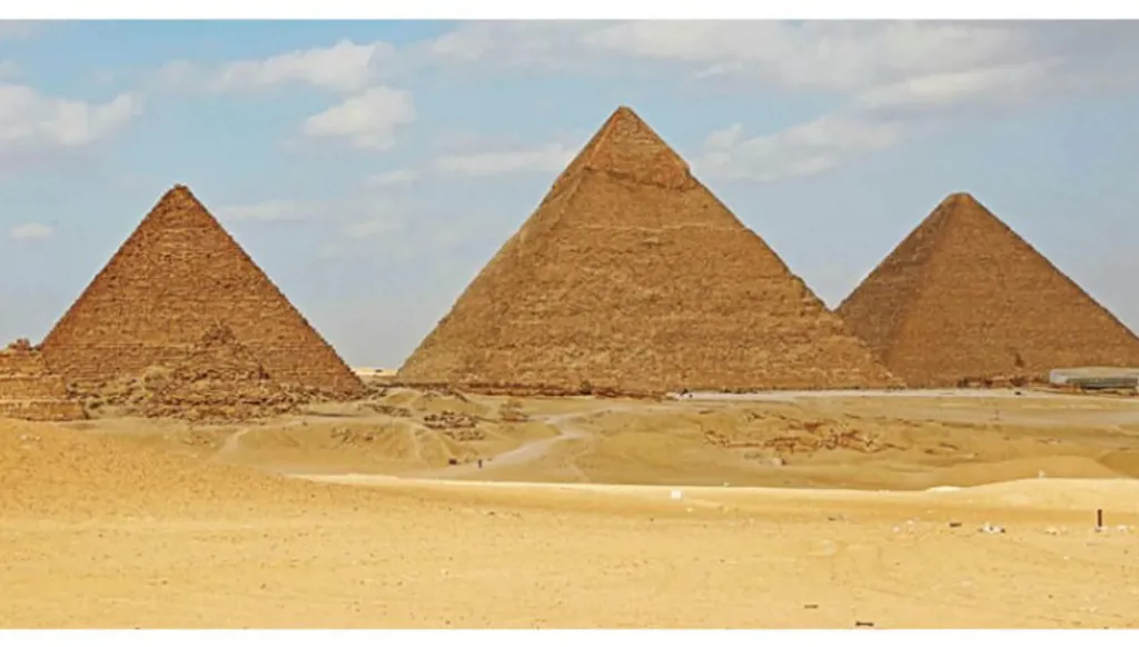 القبض على سائحين في الأهرامات بعد جلسة تصوير "مخالفة للأعراف"