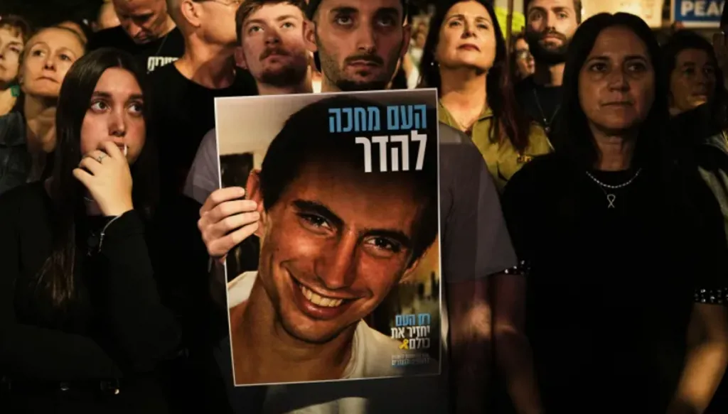 وزير الحرب الإسرائيلي السابق: الضابط هدار غولدن الذي أُعيد من غزة هو ابن خالي