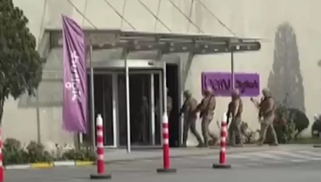 بالفيديو... مُسَلَّح يقتحم مبنى قناة رياضية في إسطنبول!