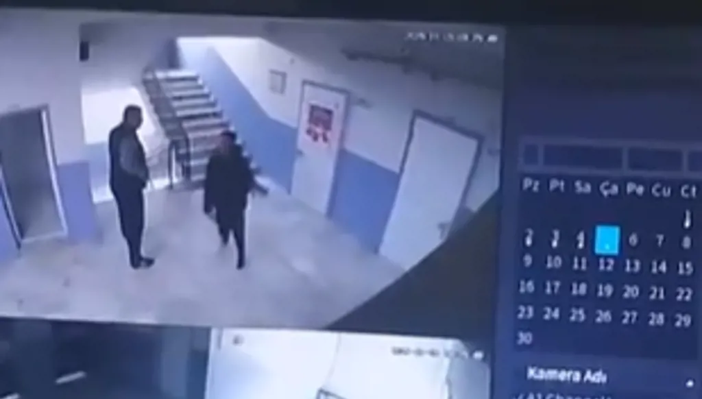 فيديو مُروّع... مدير مدرسة يدفع طالباً مصاباً بالتوحد عن الدرج!