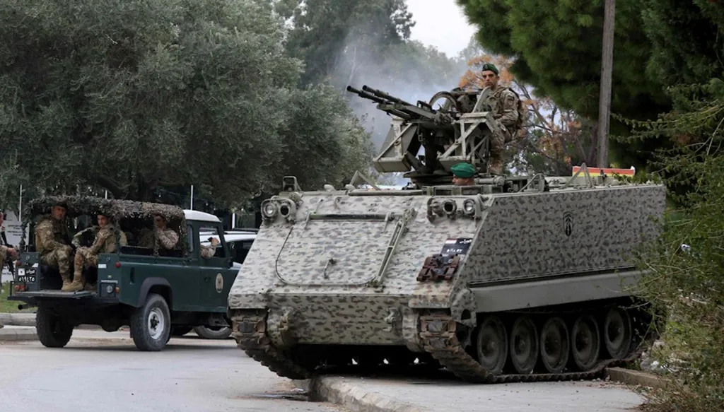 الجيش يرفض طلباً إسرائيلياً لتفتيش منازل جنوبيين ويواجه ضغوطاً: 64 شهيداً واعتداءات على مراكزه