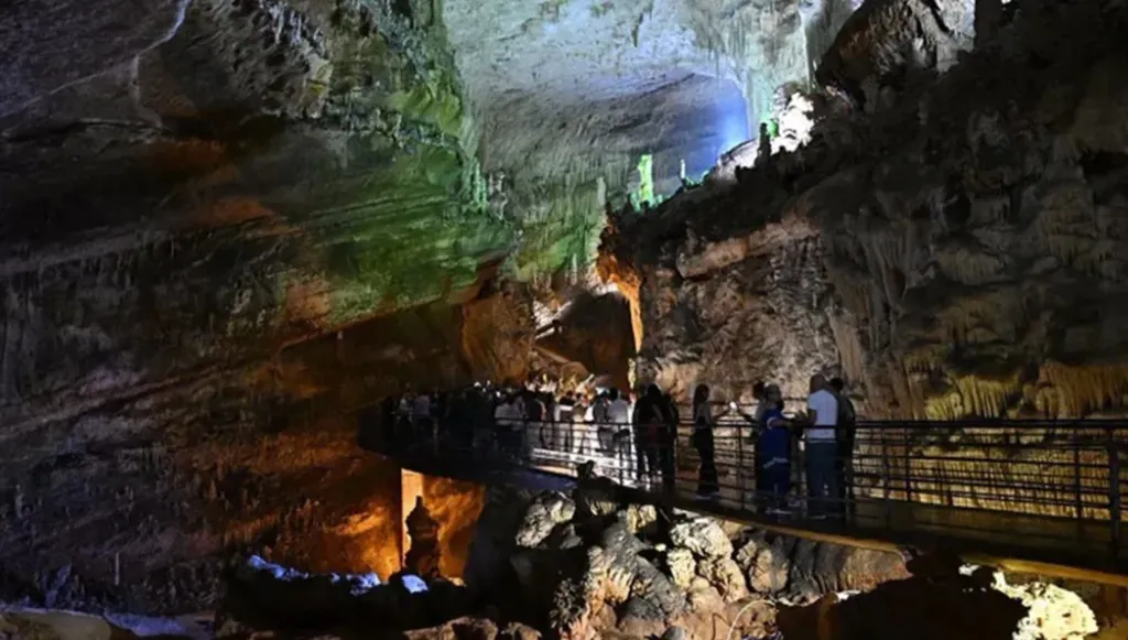 التقرير النهائي حول الأضرار في مغارة جعيتا صدر... ماذا أعلنت وزارة السياحة؟