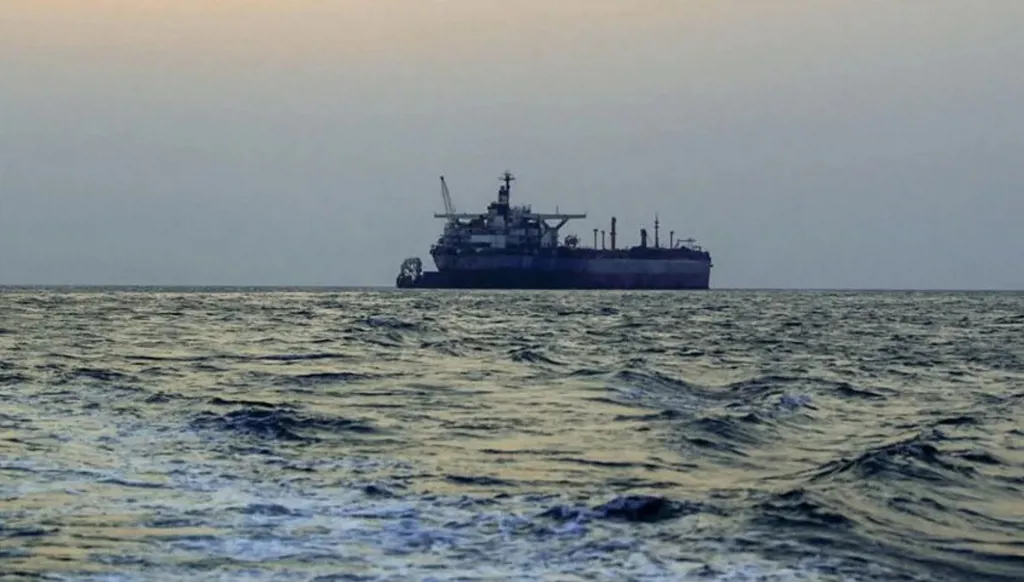 أمبري: ناقلة نفط تتجه إلى المياه الإيرانية بعد انحراف مفاجئ