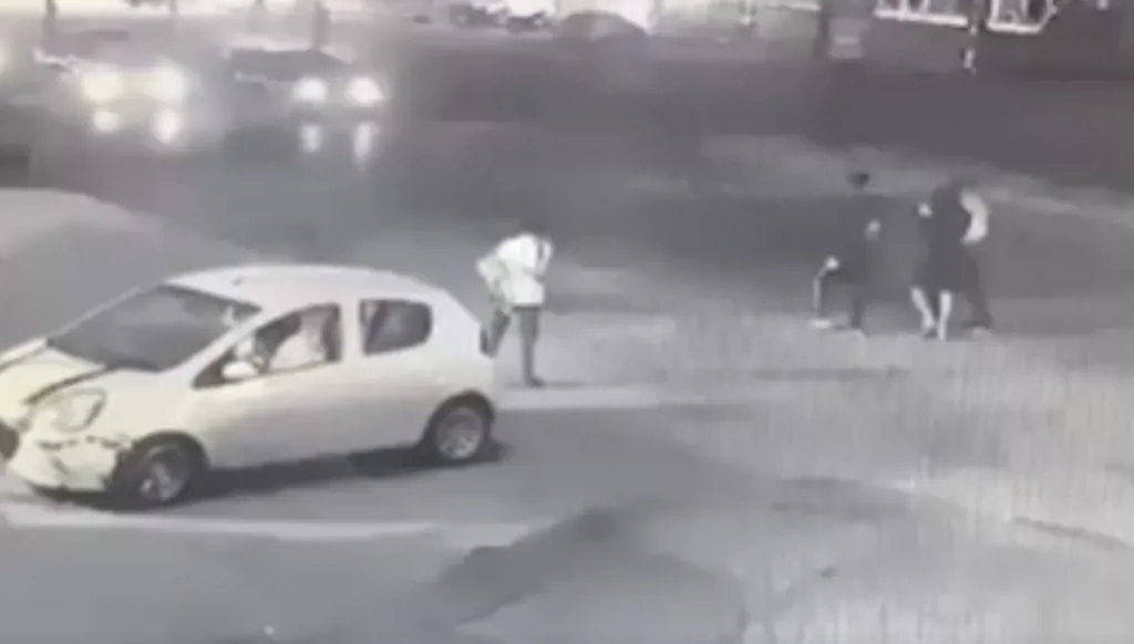 3 طلاب مصريين بين الحياة والموت بعدما دهستهم سيارة (فيديو)