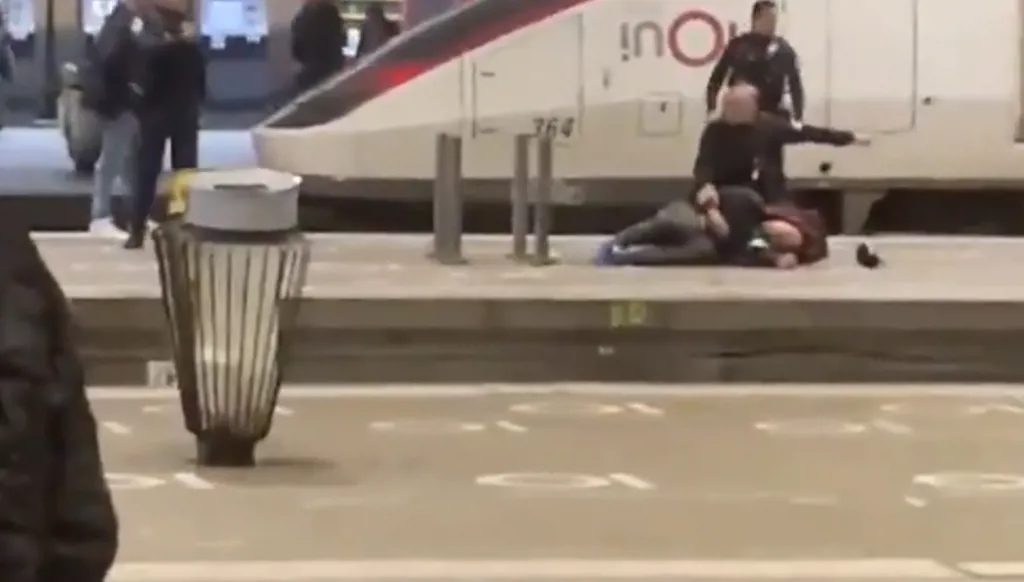 بعد عملية أمنية... إخلاء محطة قطار في باريس (صور وفيديو)