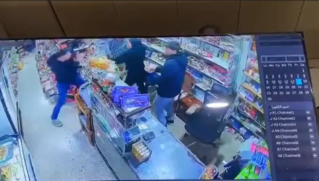 بالفيديو - تعرّض مسن صاحب متجر وزوجته للضرب بعد رفضهما 20 دولاراً ممزقة