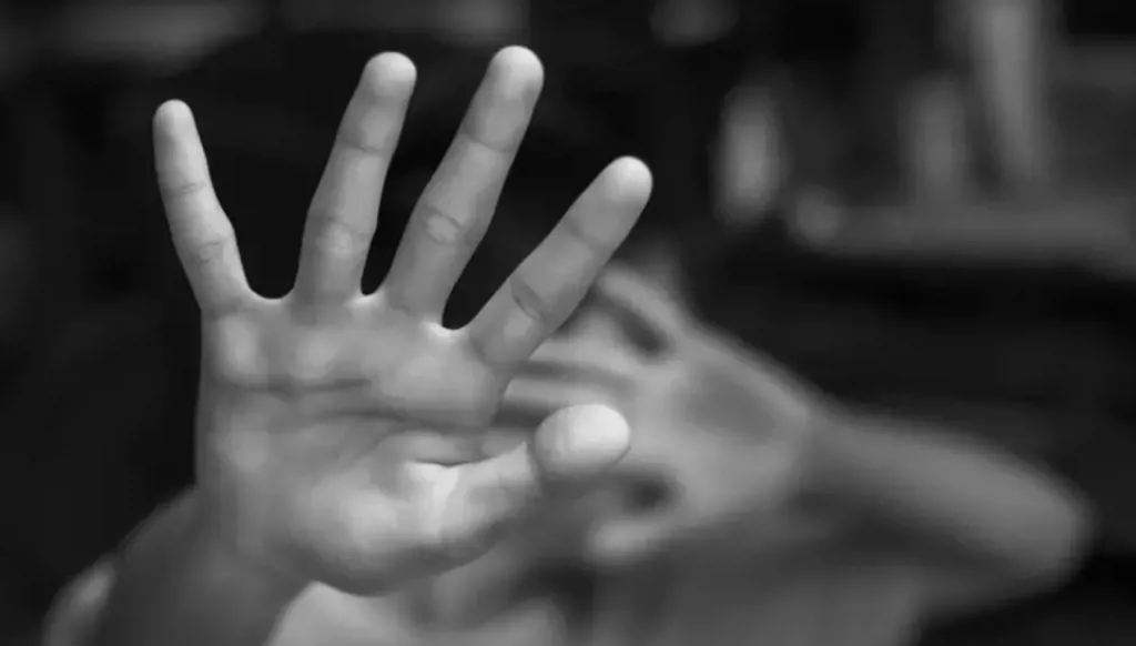 رفضت بيع الخردة… أب يعذب ابنته ويصور ضربه لها وتكبيل يديها