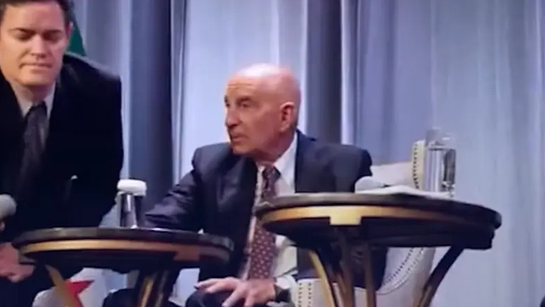 لحطة التقاط الميكروفون (اكس)