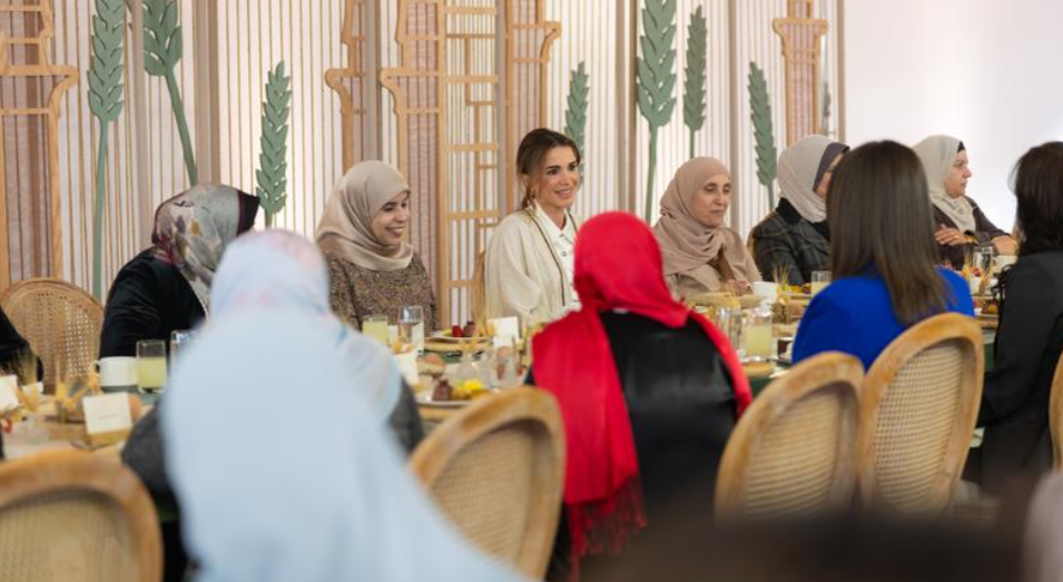 الملكة رانيا تشارك السيدات مأدبة الغداء (مواقع)