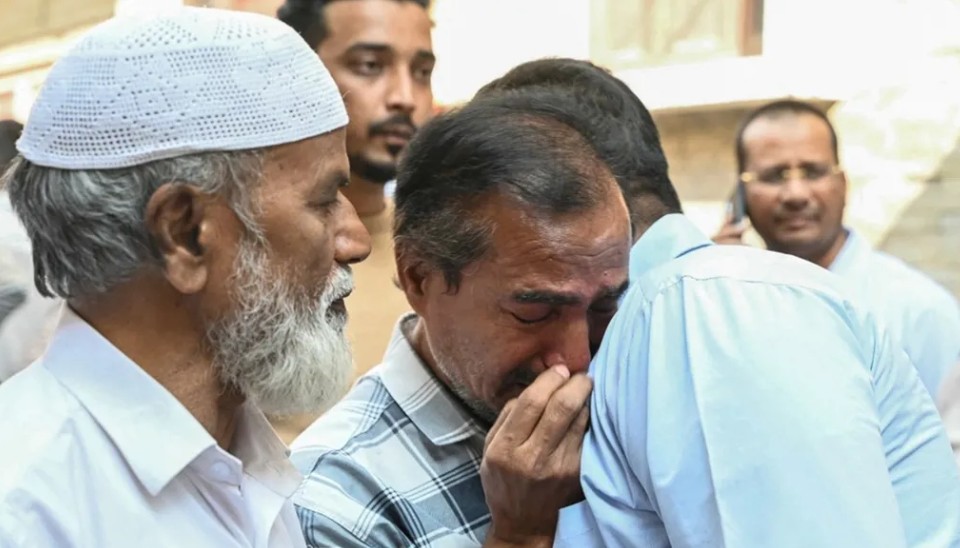 أفراد عائلات وأقارب الضحايا الذين لقوا حتفهم في حادث حافلة بالقرب من المدينة المنورة (أ ف ب)