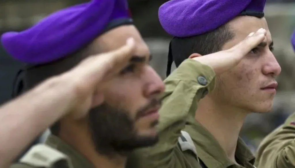 حادثة غير مألوفة تهزّ قاعة طعام جنود إسرائيليين (فيديو)