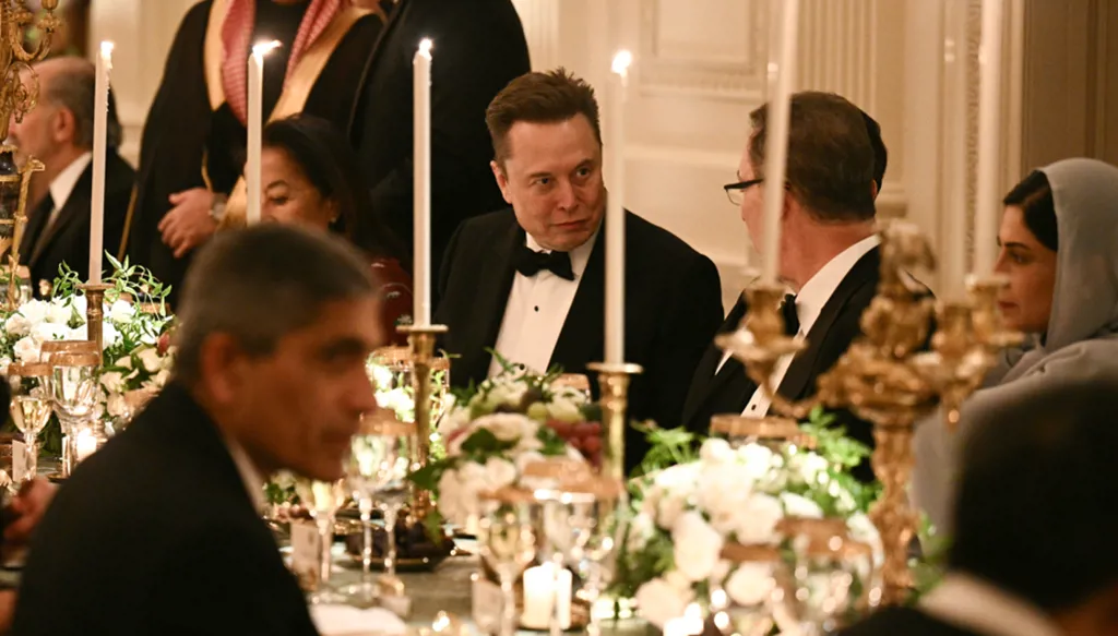 إيلون ماسك وبيزوس ورونالدو… أبرز حضور العشاء الذي أقامه ترامب تكريماً لولي العهد السعودي