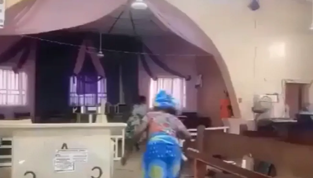 نيجيريا... مقتل شخصين وخطف آخرين في اقتحام مسلحين لكنيسة (صور وفيديو)