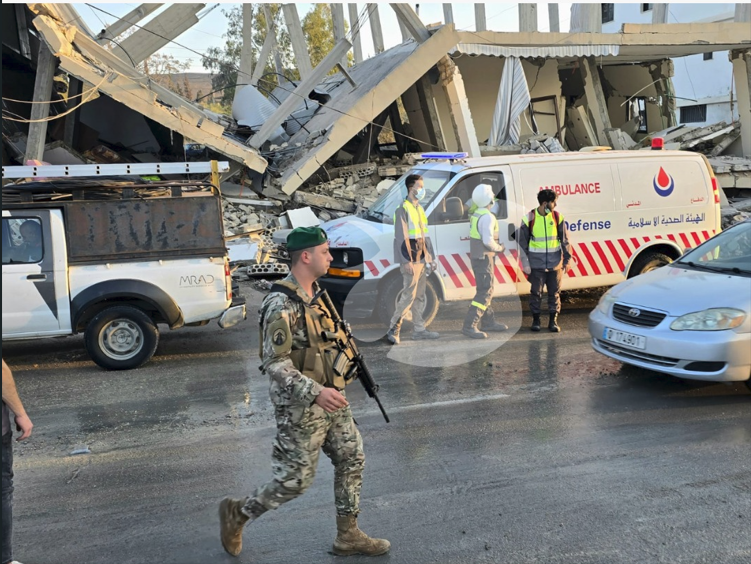 الجيش اللبناني في موقع الغارة ببلدة ديركيفا (أحمد منتش).