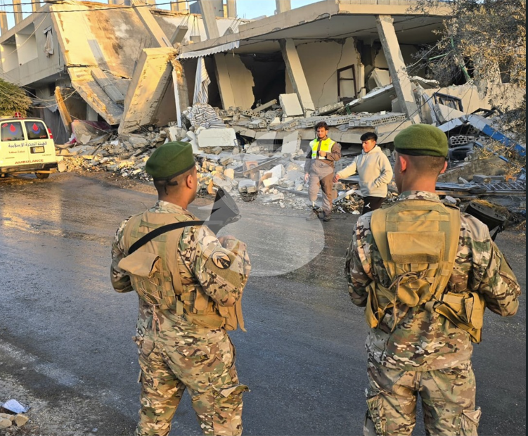 الجيش اللبناني أمام المبنى المستهدَف في ديركيفا (أحمد منتش).