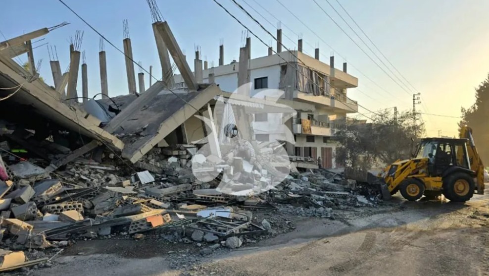 المبنى المستهدَف في بلدة ديركيفا قضاء صور جنوبي لبنان (تصوير أحمد منتش)