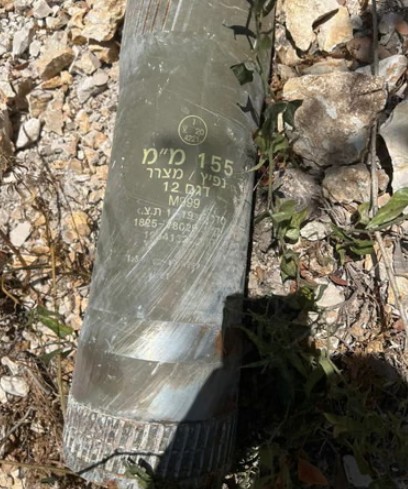 بقايا ما يُعتقد أنه ذخيرة عنقودية من طراز باراك إيتان، مكتوب عليها باللغة العبرية كلمة عنقودية (الغارديان)