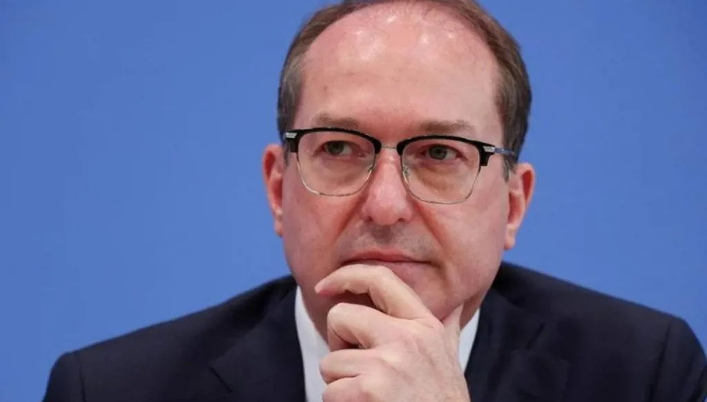 وزير الداخلية الألماني يؤيد سحب الجنسية من مؤيدي حركة "حماس"