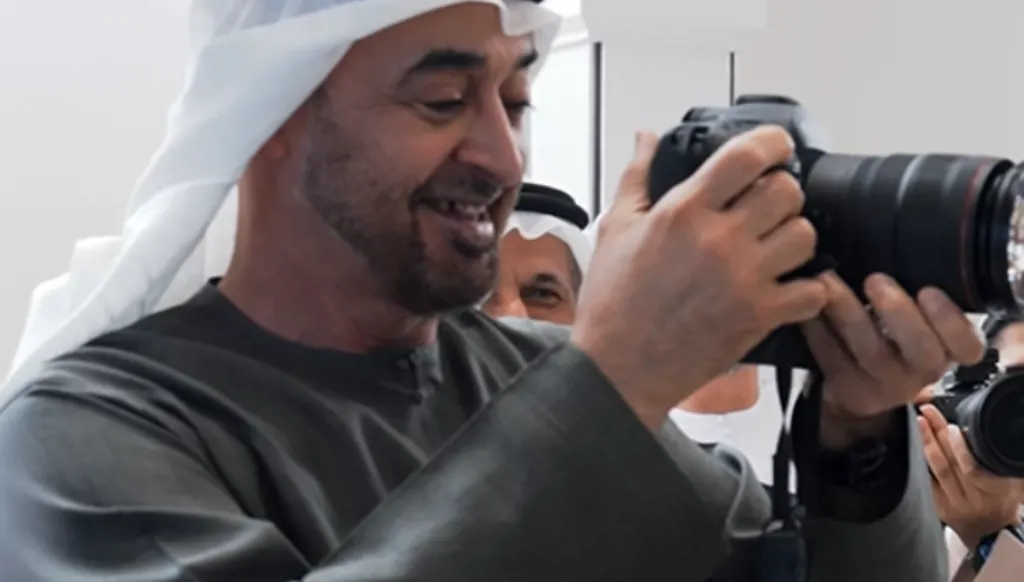 بالفيديو- "قائد التواضع"... بن زايد يلتقط صورة لمصور مع رئيس وزراء كندا خلال توقيع اتفاقية استثمارية