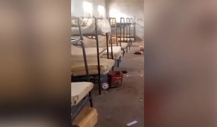 أسرة بطابقين فارغة في مدرسة داخلية حكومية في ماغا، ولاية كيبي، نيجيريا، حيث تم اختطاف 25 طالبة (رويترز)