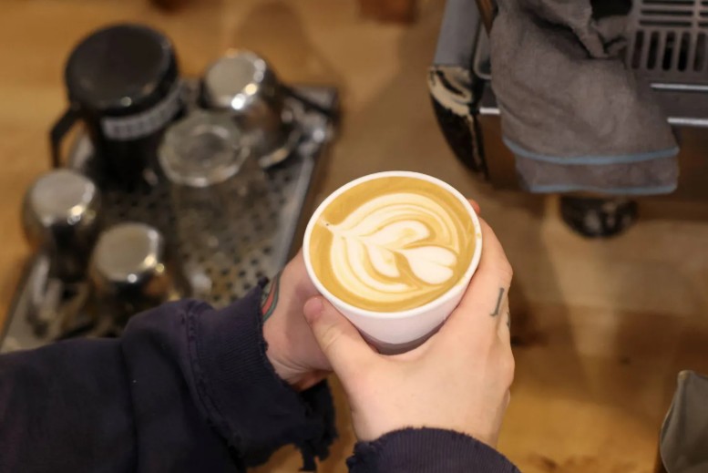 تحضير كوب قهوة في مقهى  (أ.ف.ب)