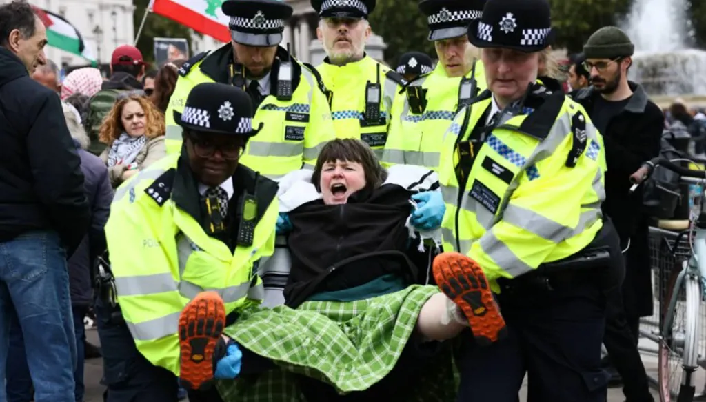 شرطة لندن تعتقل عشرات المتظاهرين… ودمية واحدة! (فيديو)