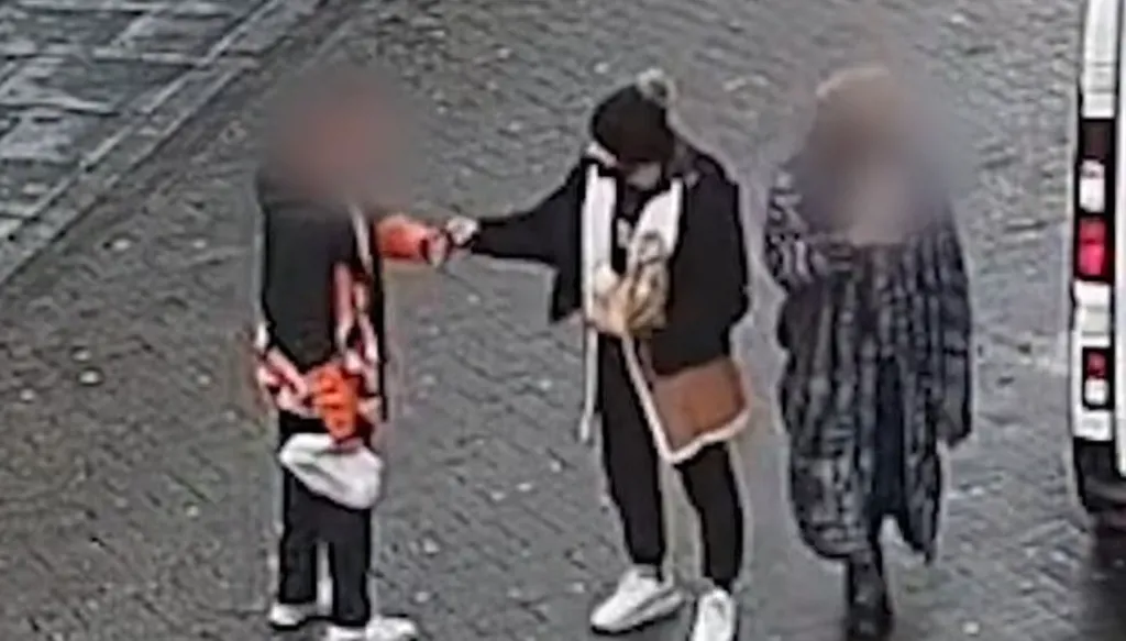 بالفيديو... يرقص لتشتيت الانتباه قبل سرقة ضحيته!