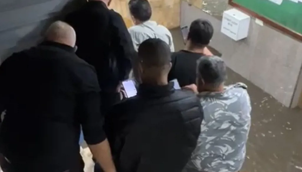 مبنى وزارة العمل بعد دخول المياه اليه. (تواصل)