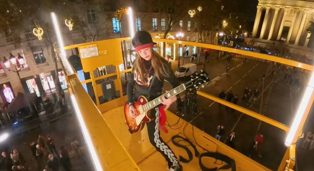 المشهد الاحتفالي في باريس (يوتيوب)