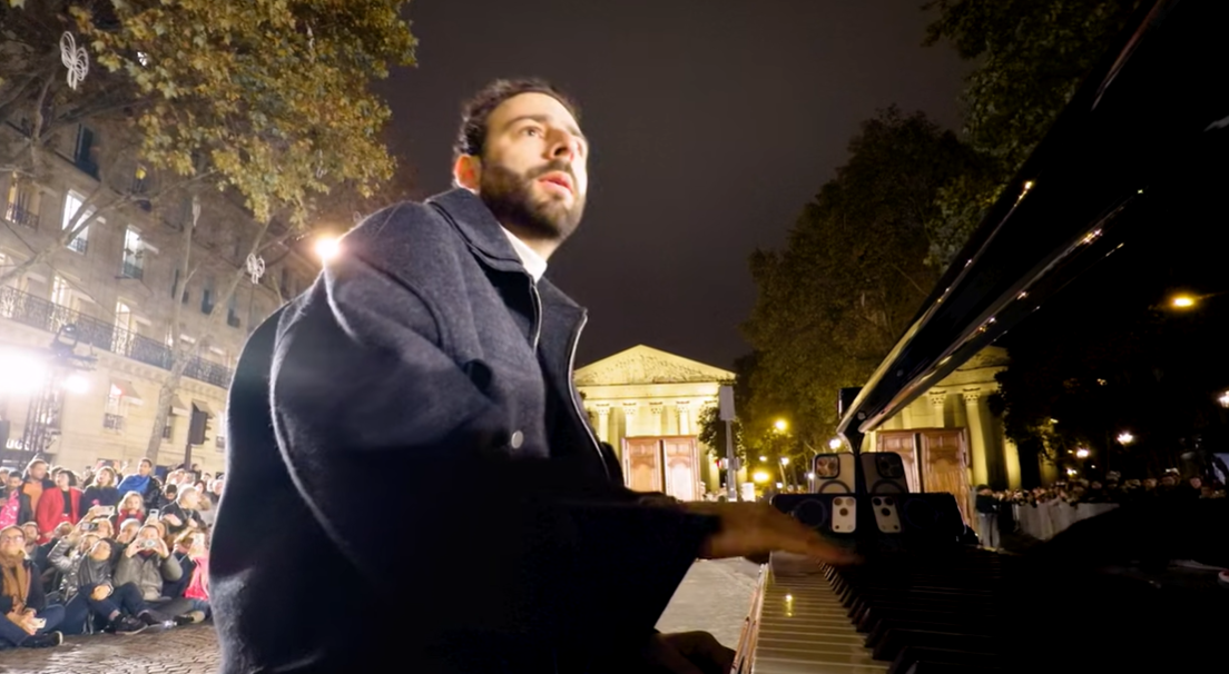 المشهد الاحتفالي في باريس (يوتيوب)