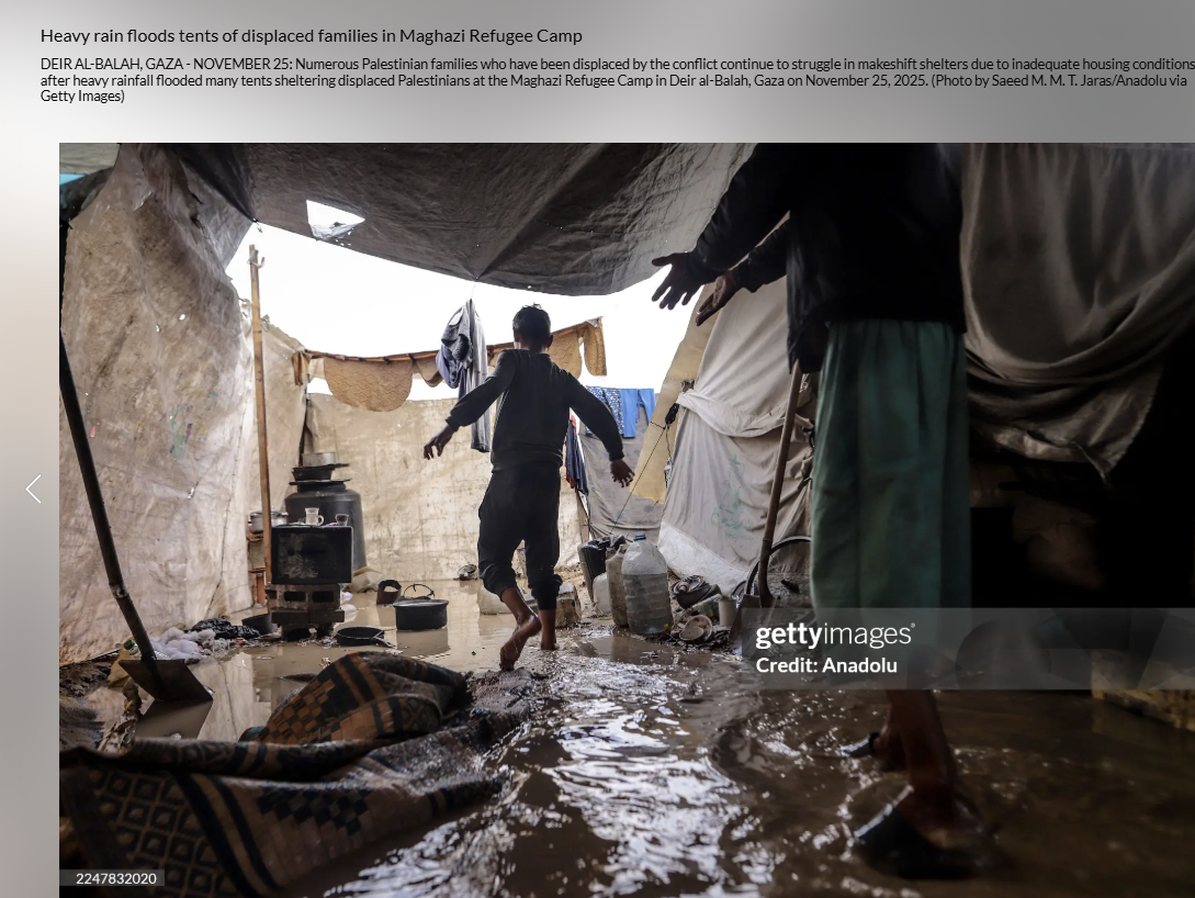 صورة نشرتها وكالة غيتي ايماجيز في 25 تشرين الثاني 2025، وتظهر سيولا تجمعت في خيام فلسطينيين نازحين في مخيم المغازي للاجئين في دير البلح