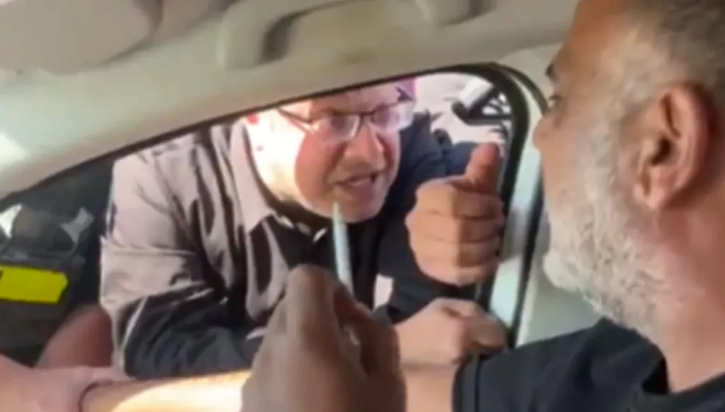 بالفيديو... شجار حاد بين بن غفير وسكان في تل السبع