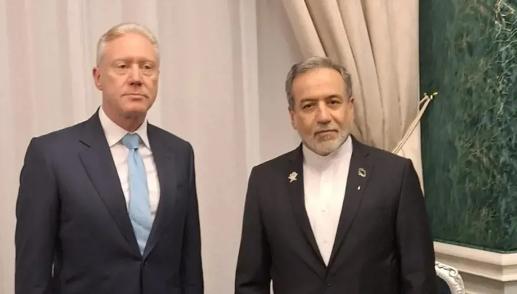 لقاء سابق يجمع رجي وعراقجي في الدوحة (إكس).