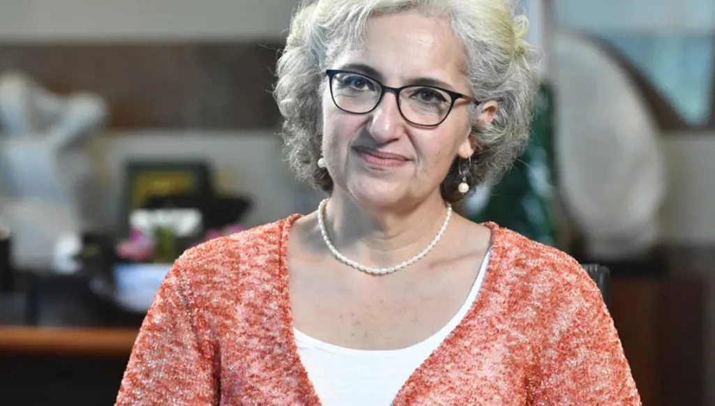 "النهار" تسلّم وزيرة التربية عدد "التاريخ الذي لم يُدرّس" (فيديو)