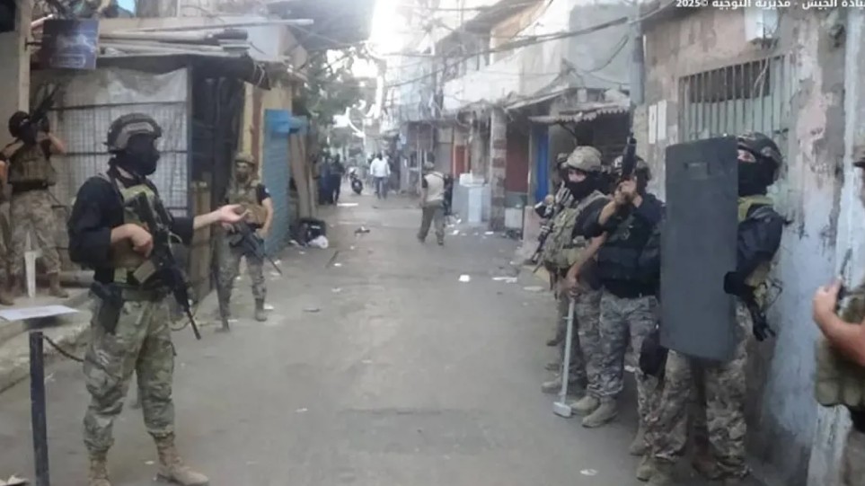 عناصر من مخابرات الجيش اللبناني اثناء تنفيذها مداهمات في مخيم شاتيلا (قيادة الجيش)